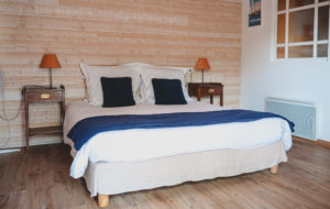 Chambre double avec un lit Queen size, une terrasse privée