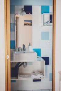 Chambre jusqu'à 3 personnes avec une salle de bain, douche en maison d'hôtes à La Rochelle