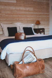 Chambre inspirée d'île d'aix pour un couple avec une terrasse privée au Logis Saint Léonard