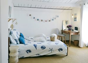 Chambre couple avec vue sur les champs au Logis Saint Léonard